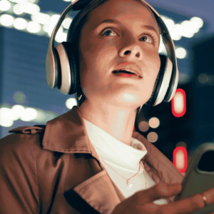 Femme écoute radio