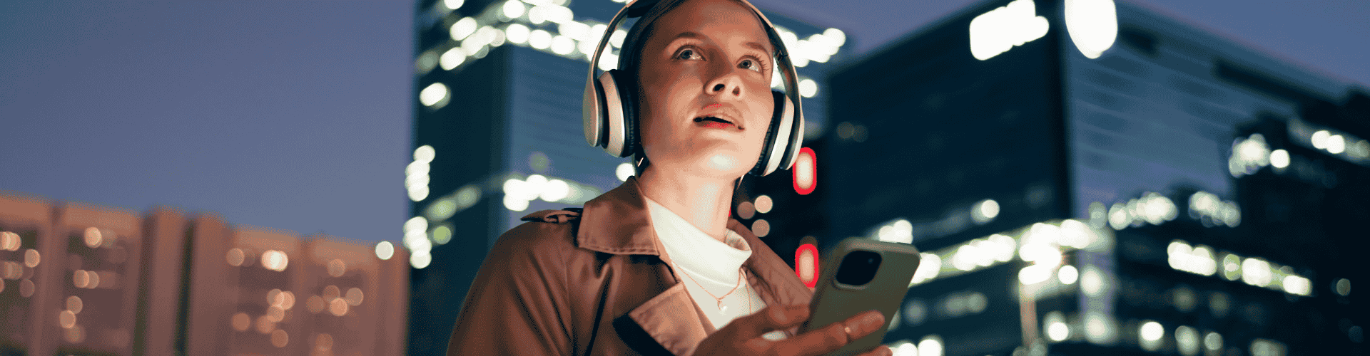 Femme écoute radio